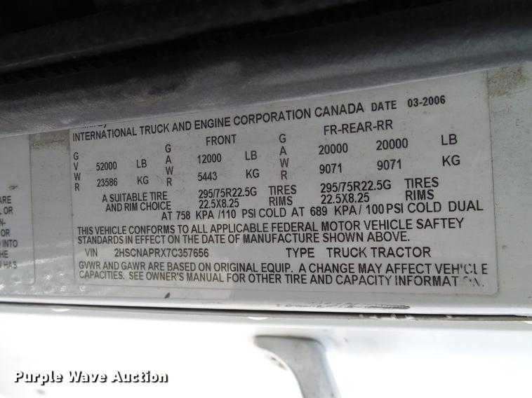 image for item DD1300 2007 International 9400i semi truck