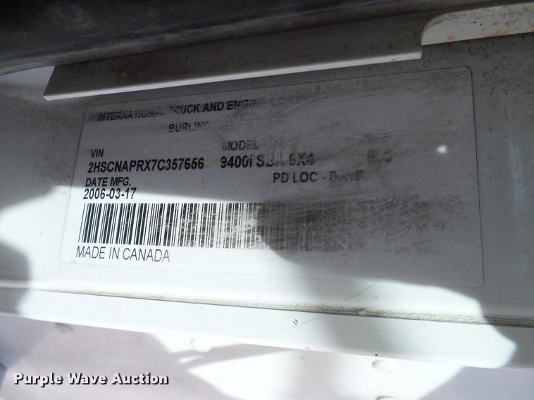 image for item DD1300 2007 International 9400i semi truck