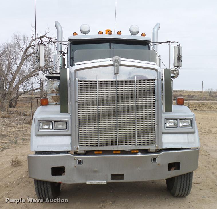 image for item DD1321 1984 Kenworth W900 semi truck