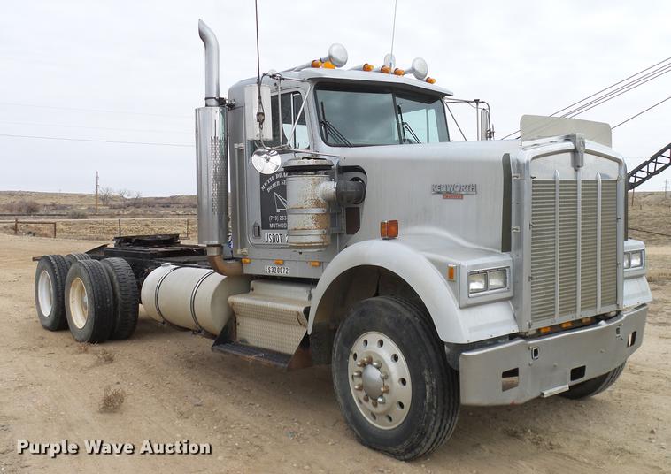 image for item DD1321 1984 Kenworth W900 semi truck