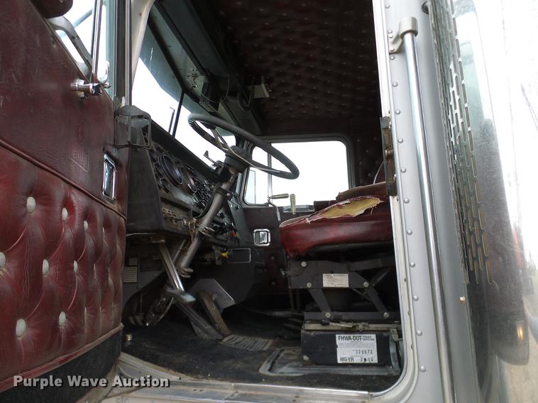 image for item DD1321 1984 Kenworth W900 semi truck