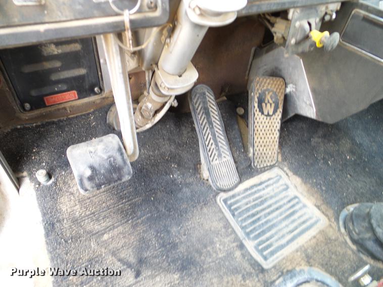 image for item DD1321 1984 Kenworth W900 semi truck