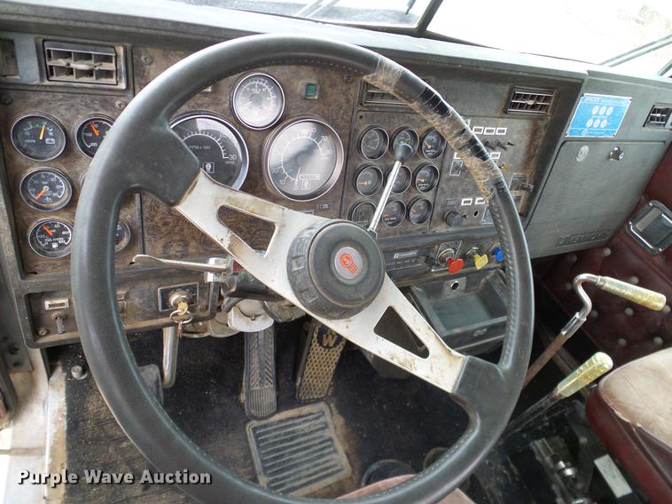 image for item DD1321 1984 Kenworth W900 semi truck