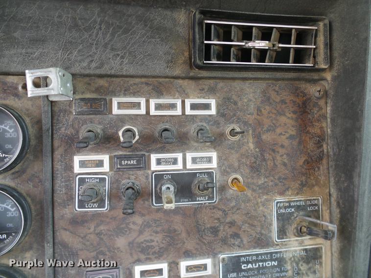 image for item DD1321 1984 Kenworth W900 semi truck