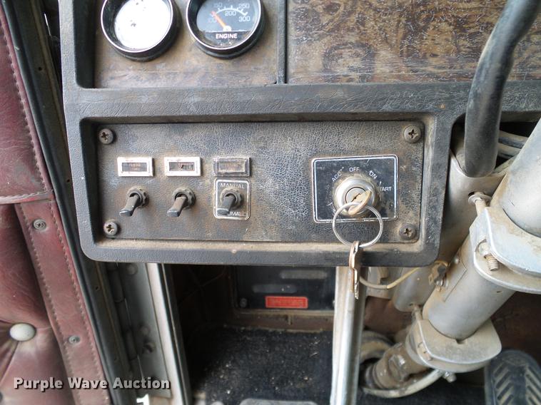 image for item DD1321 1984 Kenworth W900 semi truck