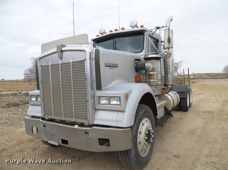 image for item DD1321 1984 Kenworth W900 semi truck