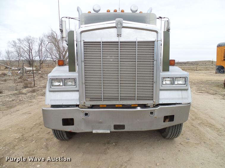 image for item DD1321 1984 Kenworth W900 semi truck