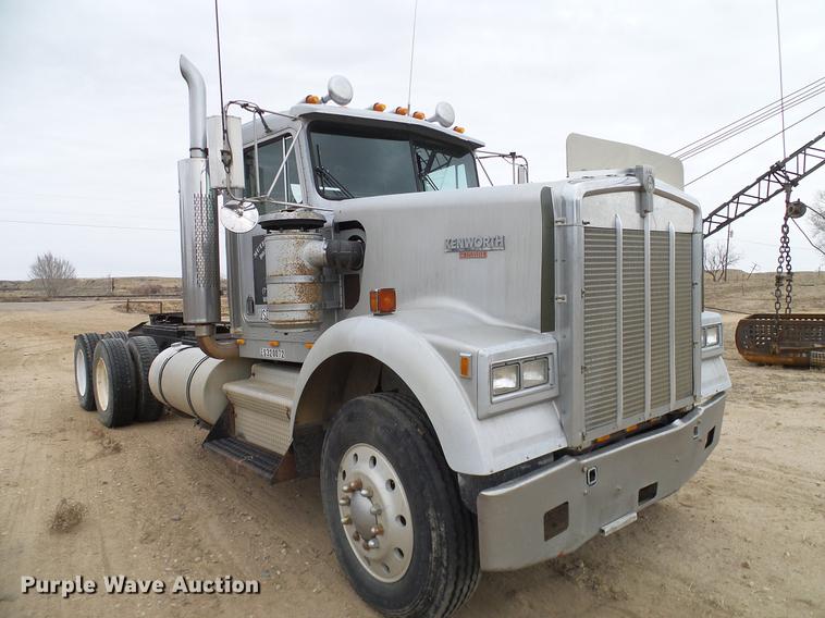 image for item DD1321 1984 Kenworth W900 semi truck