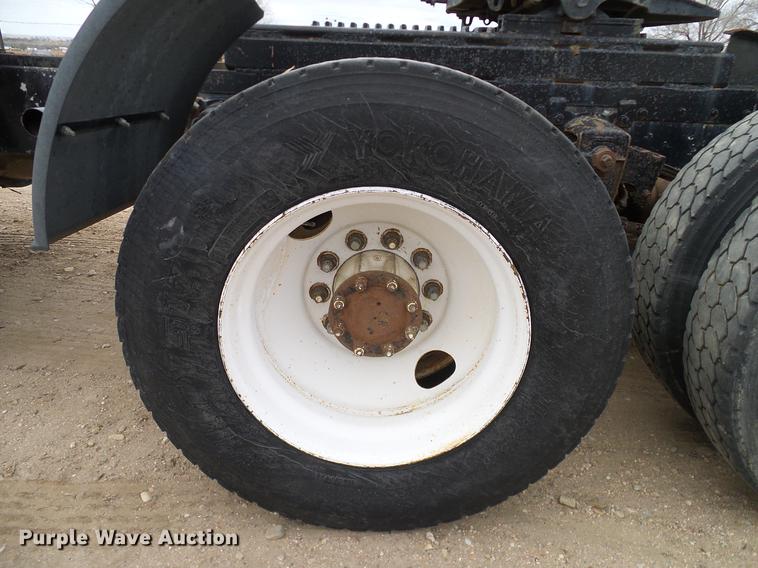 image for item DD1321 1984 Kenworth W900 semi truck