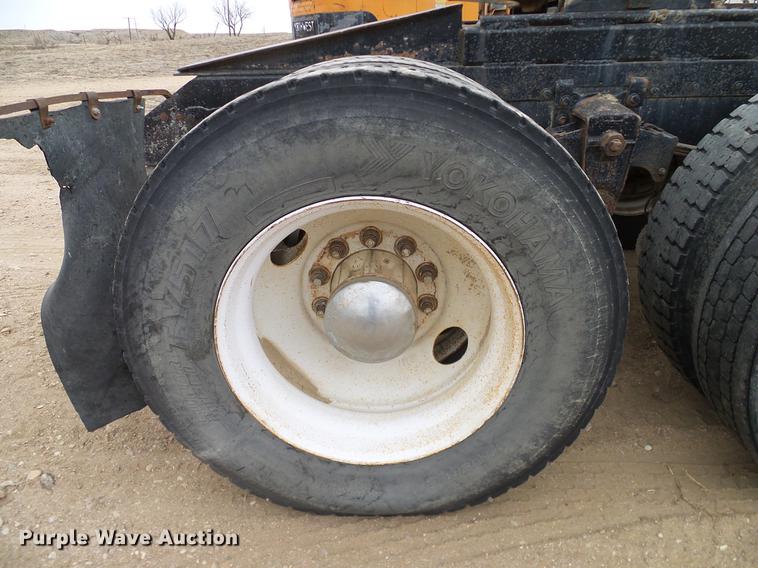 image for item DD1321 1984 Kenworth W900 semi truck