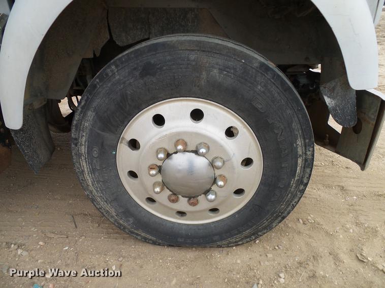 image for item DD1321 1984 Kenworth W900 semi truck