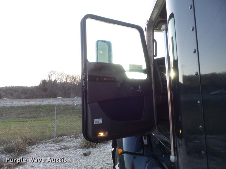 image for item DD1630 2009 Kenworth T660 semi truck