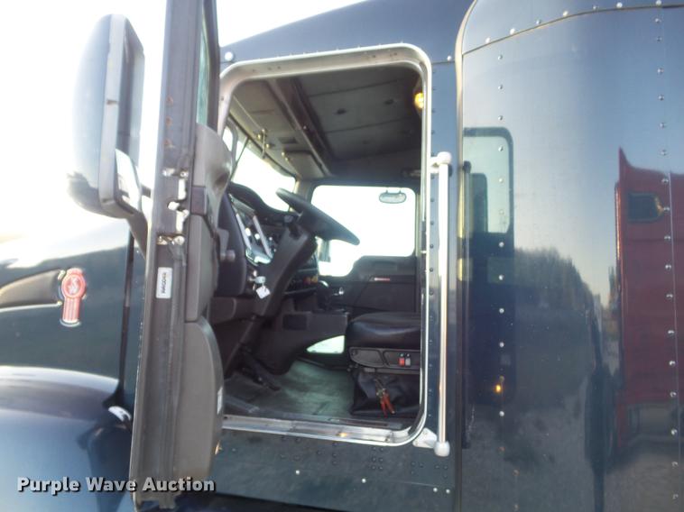 image for item DD1630 2009 Kenworth T660 semi truck