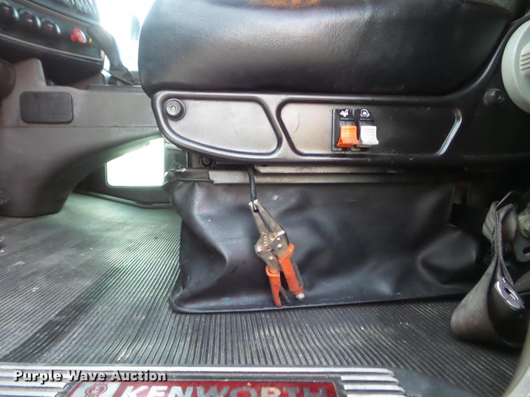 image for item DD1630 2009 Kenworth T660 semi truck