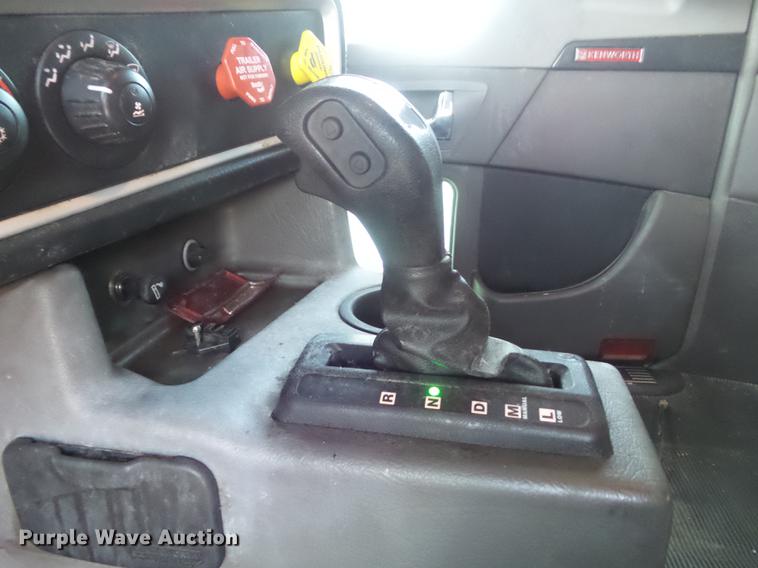 image for item DD1630 2009 Kenworth T660 semi truck