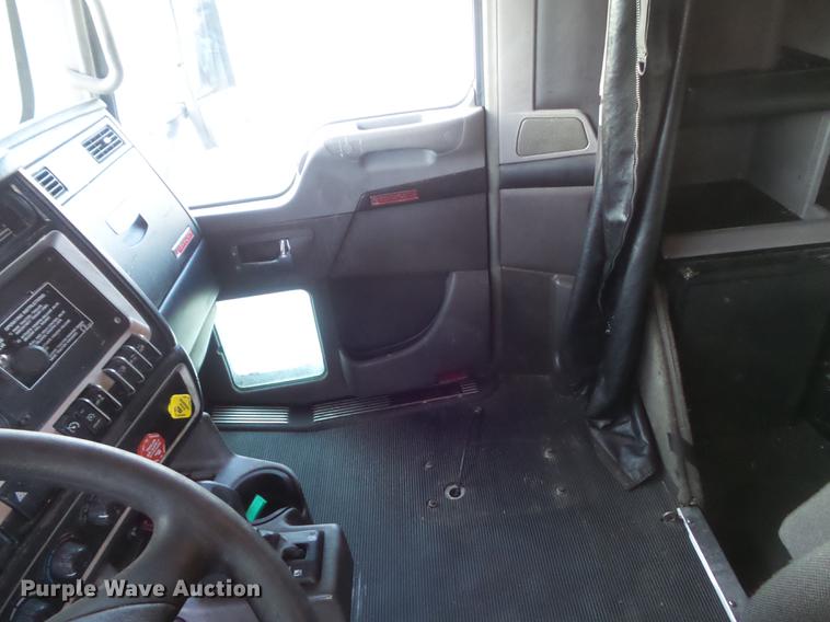 image for item DD1630 2009 Kenworth T660 semi truck