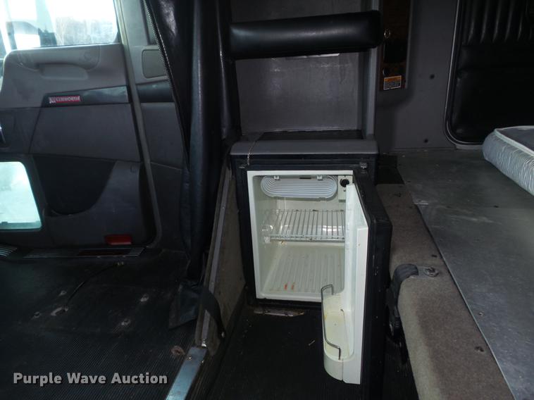 image for item DD1630 2009 Kenworth T660 semi truck