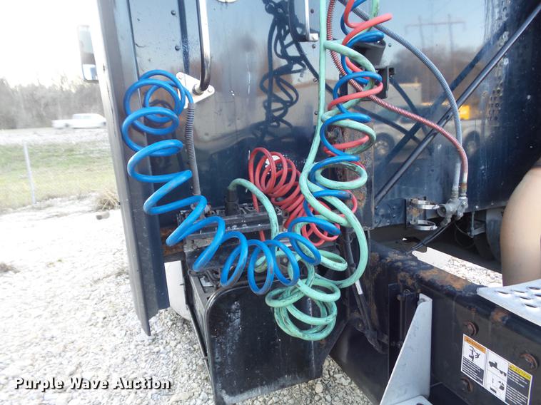 image for item DD1630 2009 Kenworth T660 semi truck