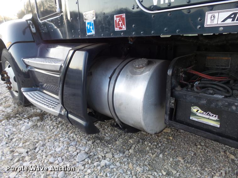 image for item DD1630 2009 Kenworth T660 semi truck