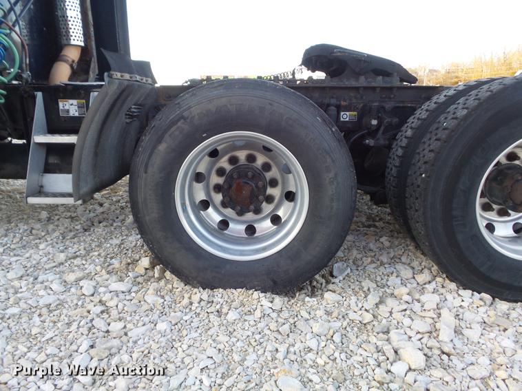 image for item DD1630 2009 Kenworth T660 semi truck