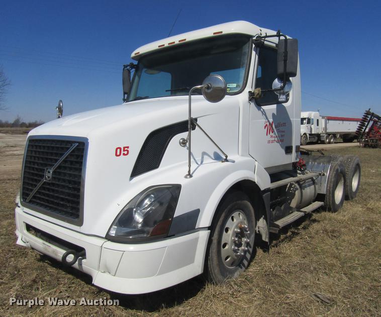 image for item DD7419 2005 Volvo VNL semi truck