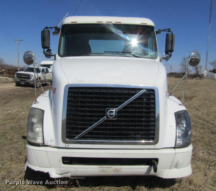 image for item DD7419 2005 Volvo VNL semi truck