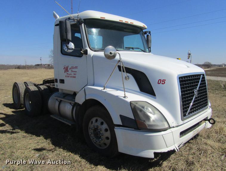 image for item DD7419 2005 Volvo VNL semi truck