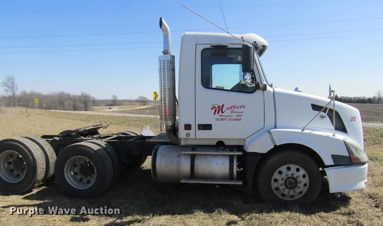 image for item DD7419 2005 Volvo VNL semi truck