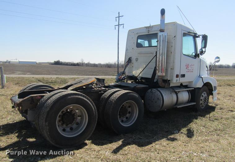 image for item DD7419 2005 Volvo VNL semi truck