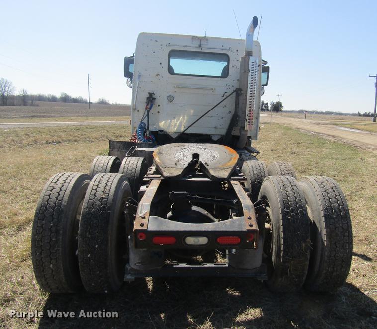 image for item DD7419 2005 Volvo VNL semi truck