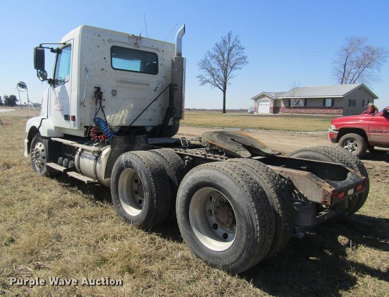 image for item DD7419 2005 Volvo VNL semi truck