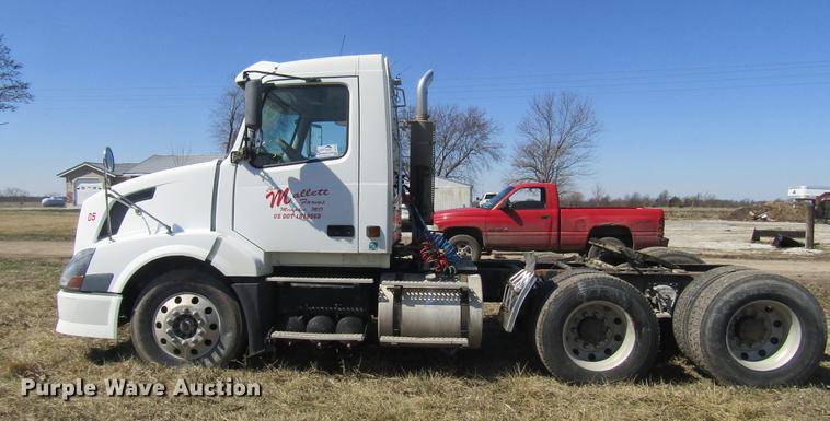 image for item DD7419 2005 Volvo VNL semi truck