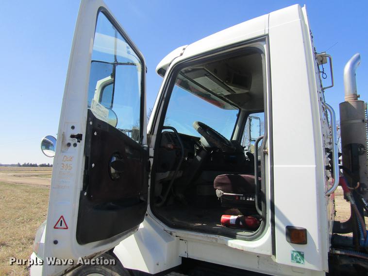image for item DD7419 2005 Volvo VNL semi truck