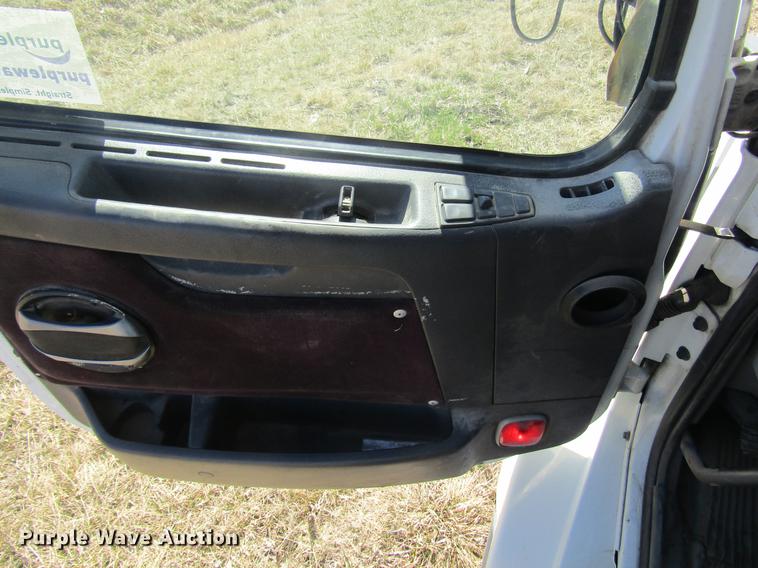 image for item DD7419 2005 Volvo VNL semi truck