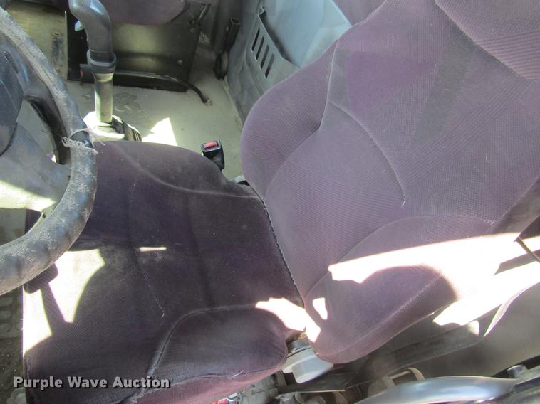 image for item DD7419 2005 Volvo VNL semi truck