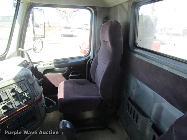 image for item DD7419 2005 Volvo VNL semi truck