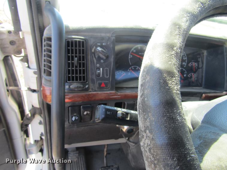 image for item DD7419 2005 Volvo VNL semi truck