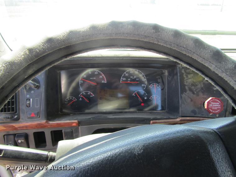 image for item DD7419 2005 Volvo VNL semi truck