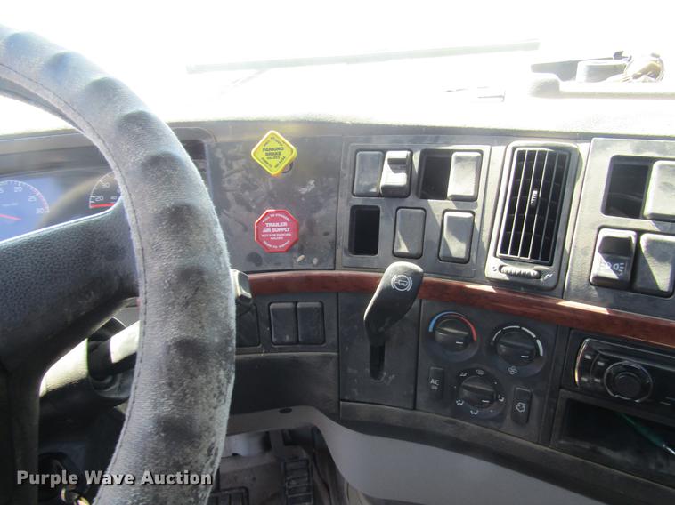 image for item DD7419 2005 Volvo VNL semi truck