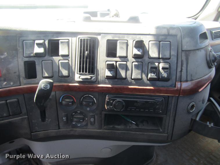 image for item DD7419 2005 Volvo VNL semi truck
