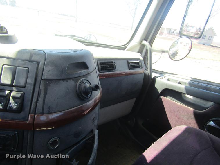 image for item DD7419 2005 Volvo VNL semi truck