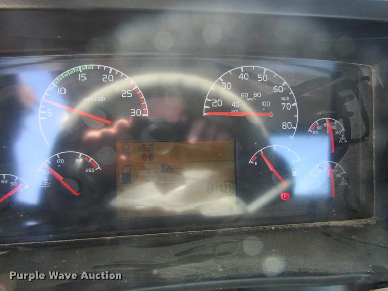 image for item DD7419 2005 Volvo VNL semi truck