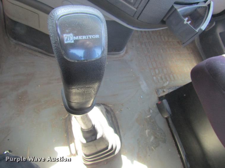 image for item DD7419 2005 Volvo VNL semi truck