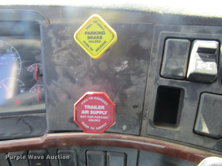 image for item DD7419 2005 Volvo VNL semi truck