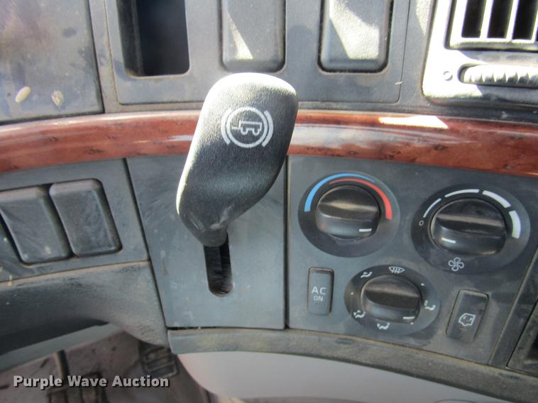 image for item DD7419 2005 Volvo VNL semi truck