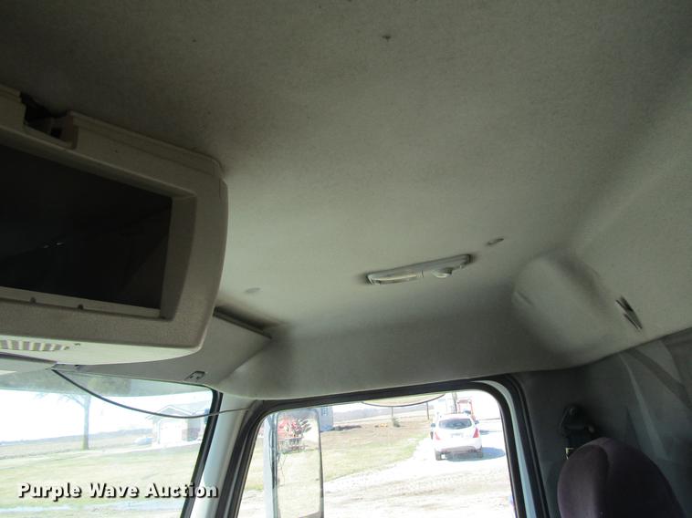 image for item DD7419 2005 Volvo VNL semi truck