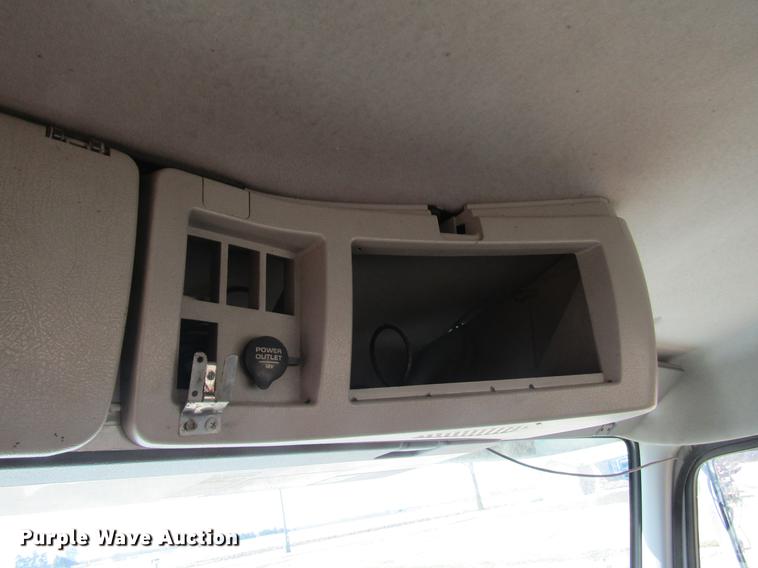 image for item DD7419 2005 Volvo VNL semi truck