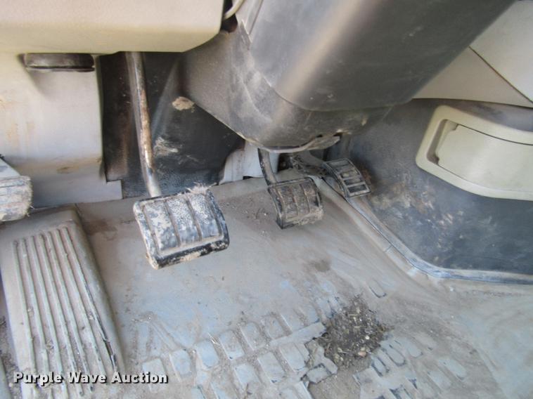 image for item DD7419 2005 Volvo VNL semi truck