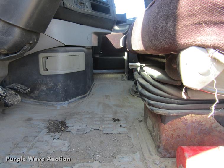 image for item DD7419 2005 Volvo VNL semi truck