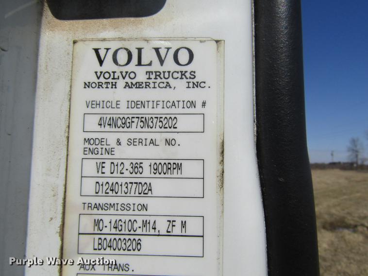 image for item DD7419 2005 Volvo VNL semi truck